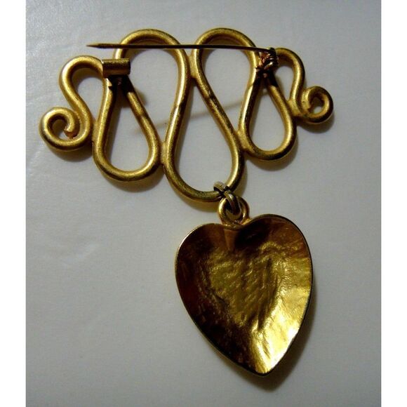 Puffed Heart Pin Etched Design Large Open Swirl Top Goldtone Lightweight - Picture 4 of 4